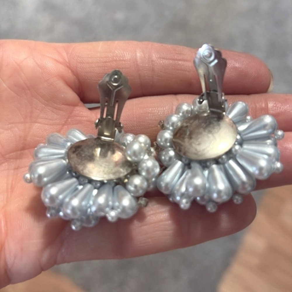 VINTAGE FAUX GRAY CLUSTERED PEARL SILVER-TONE CLIP-ON 1.4" EARRINGS - Picture 7 of 8